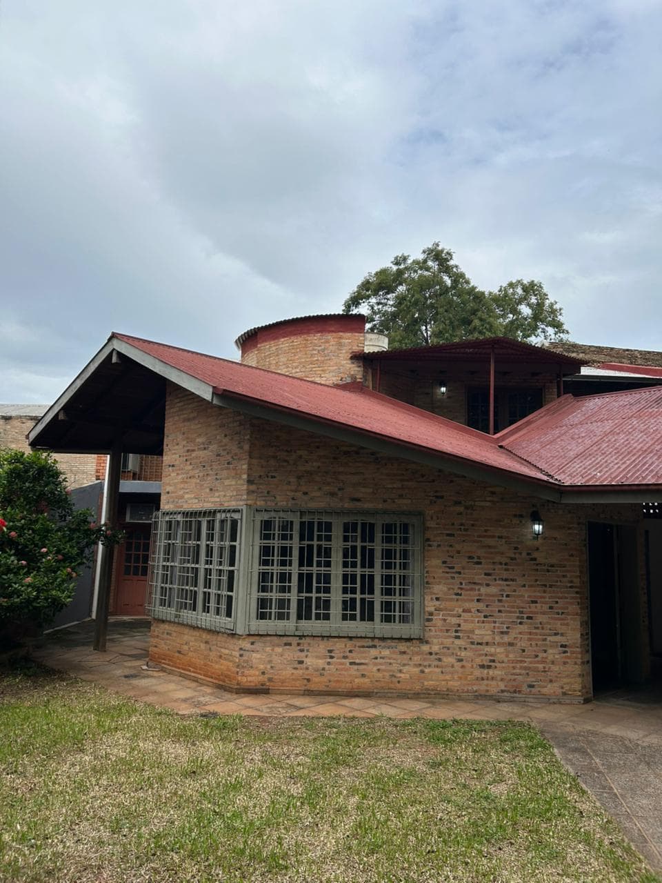 Alquilo casa Amplia en Lambaré