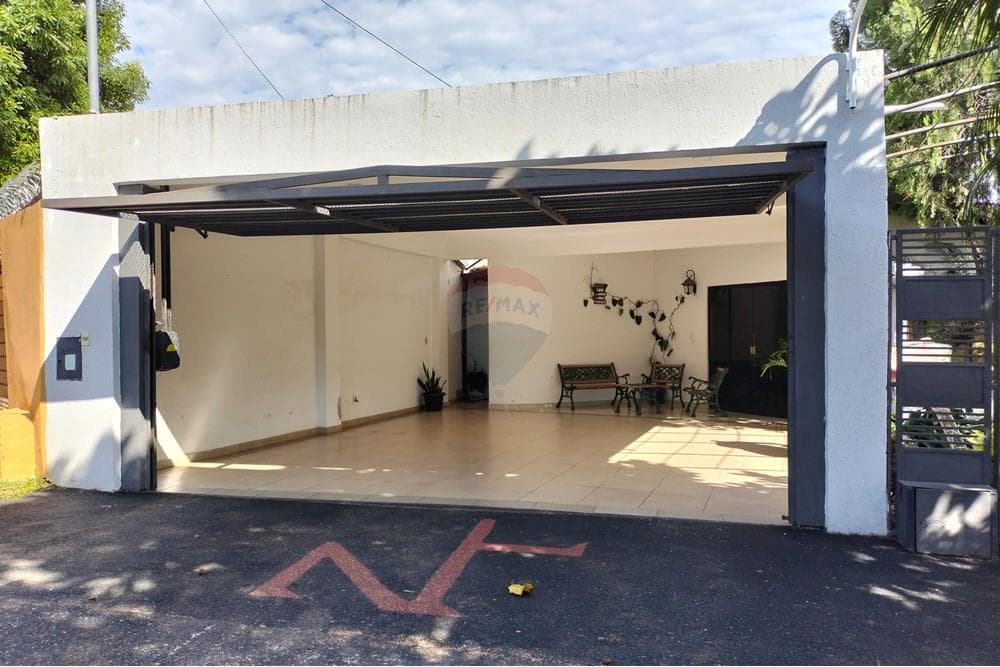 amplia propiedad en Luque - Segundo Barrio, foto 1