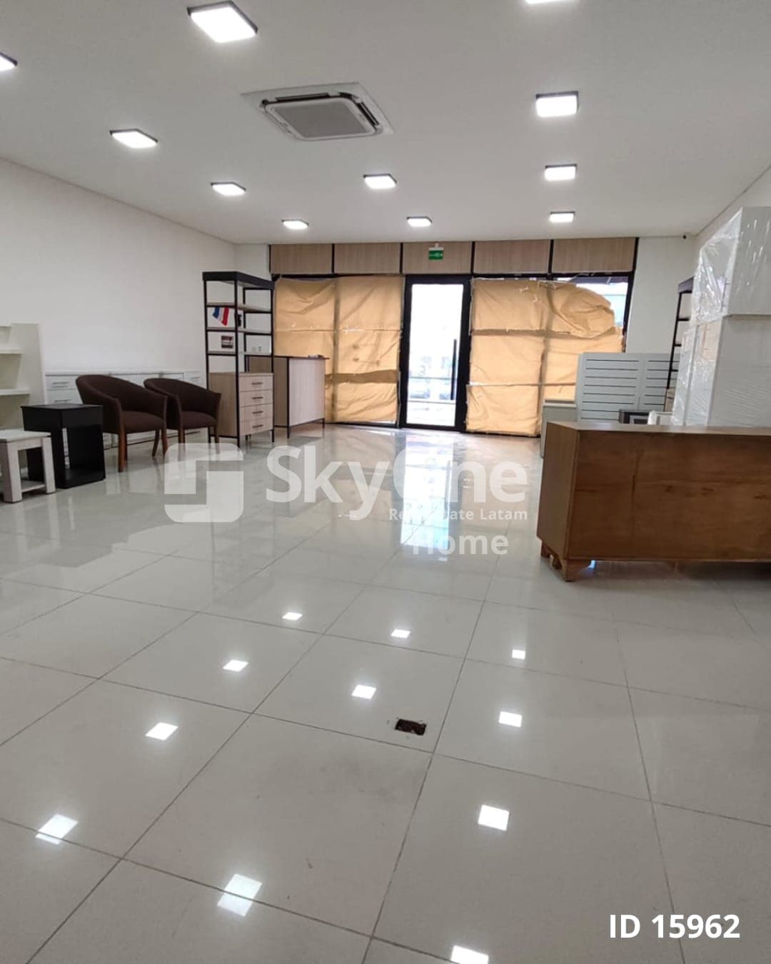 Alquilo salon comercial sobre avda. Artigas