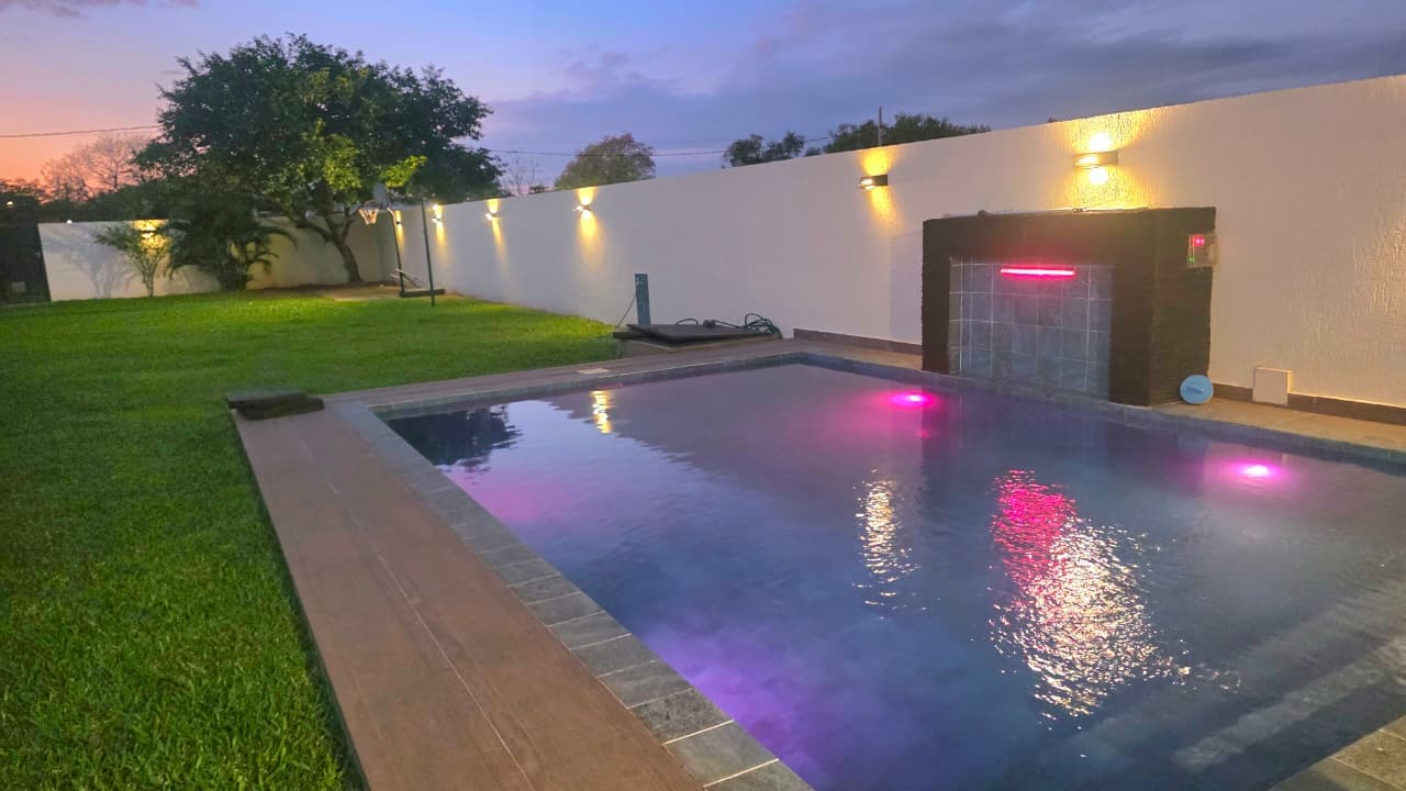 Residencia amplia y moderna con piscina y quincho - San Bernardino