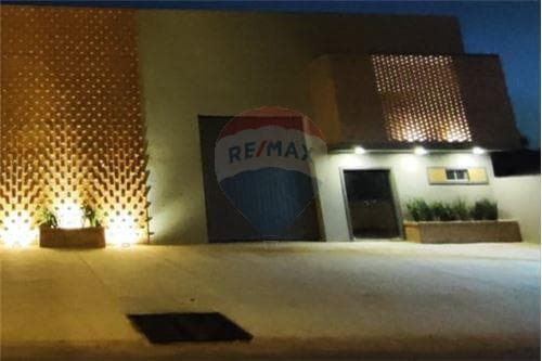 Amplio deposito con oficinas - Showroom, foto 1