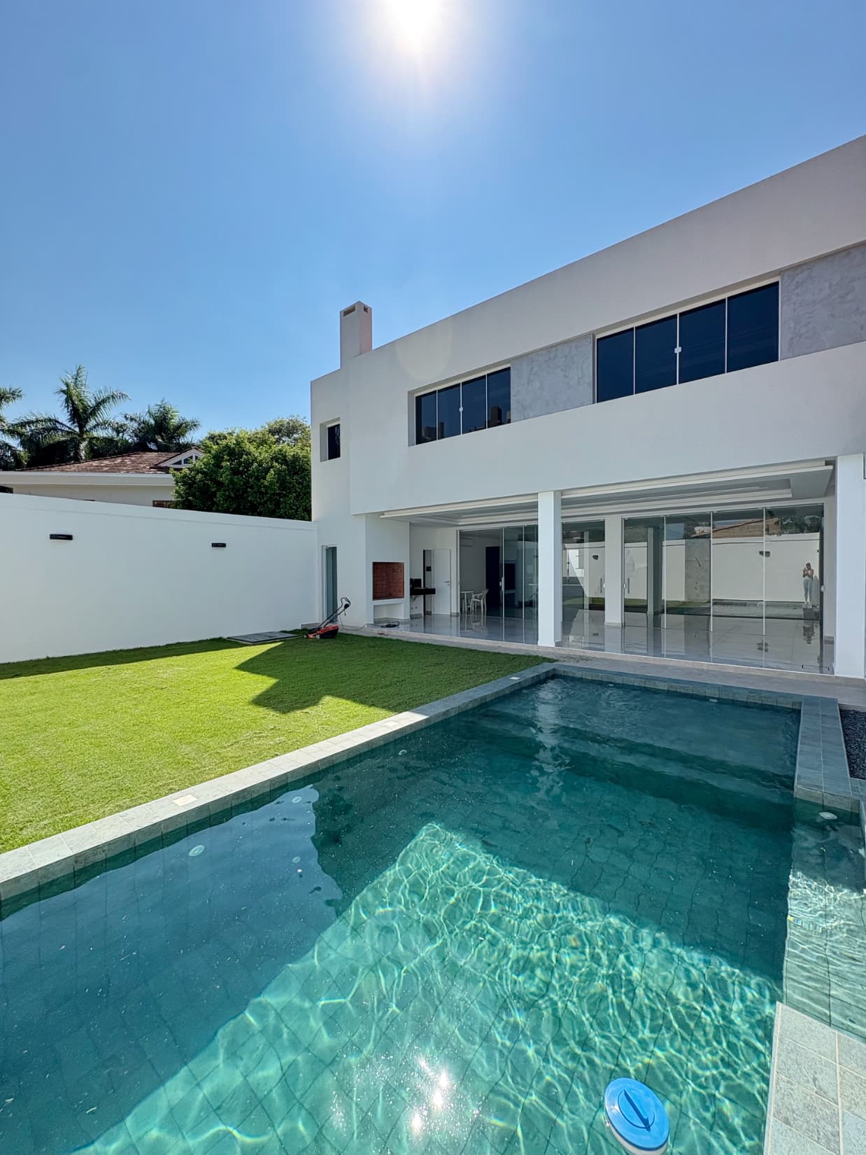 Residencia minimalista a estrenar con 5 suites