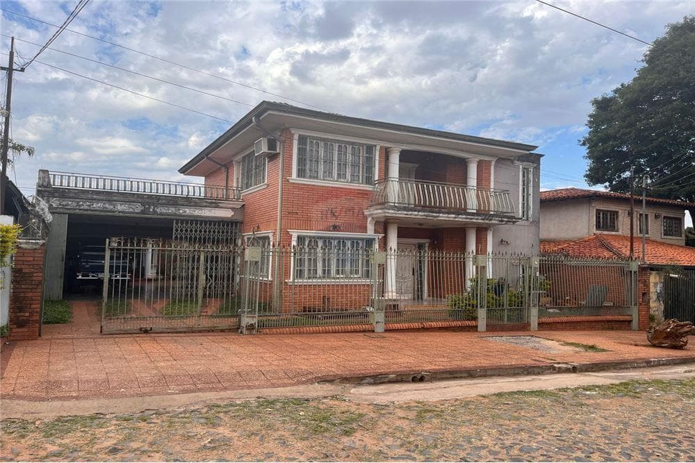 Vendo casa a refaccionar en barrio hipodromo