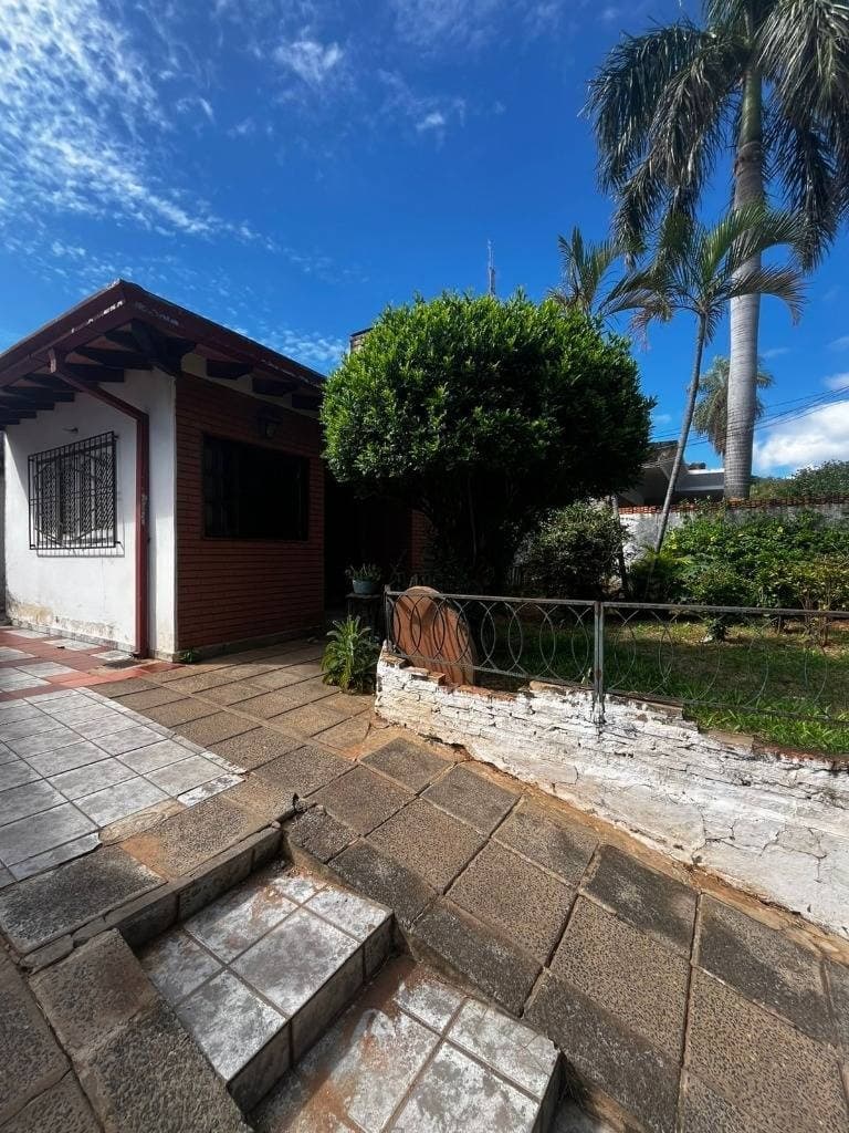 En venta – Casa tipo chalet en Barrio Jara, frente a Plaza Acosta Ñu