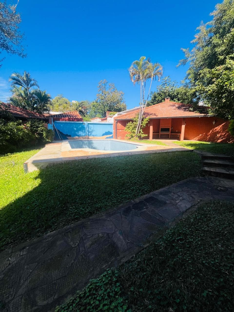**vendo o alquilo casa con piscina y quincho en Las Lomas – a refaccionar**