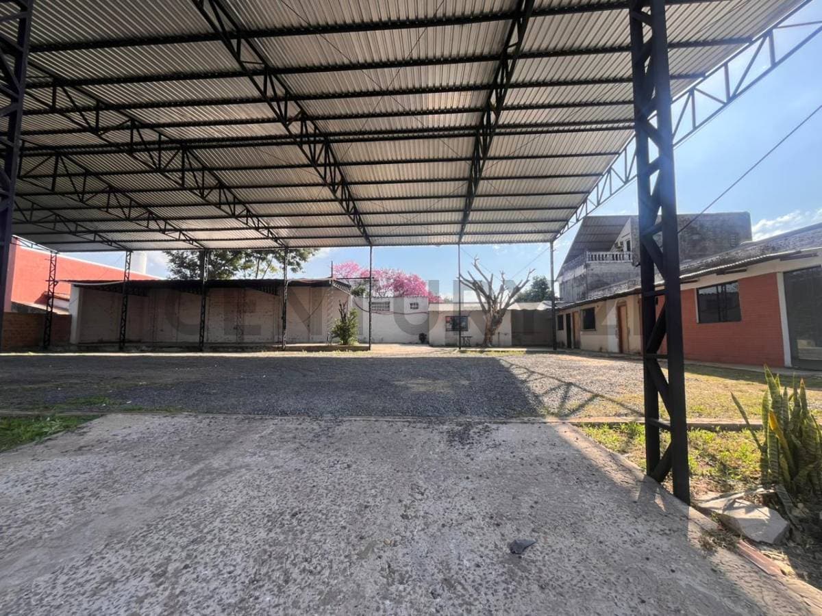 Amplia propiedad sobre avenida madame lynch en barrio Herrera, foto 1