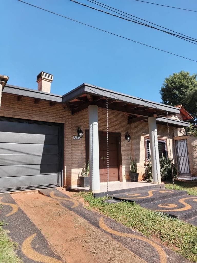 Acogedora Casa en Villa Aurelia con Amplio Patio y Chimenea
