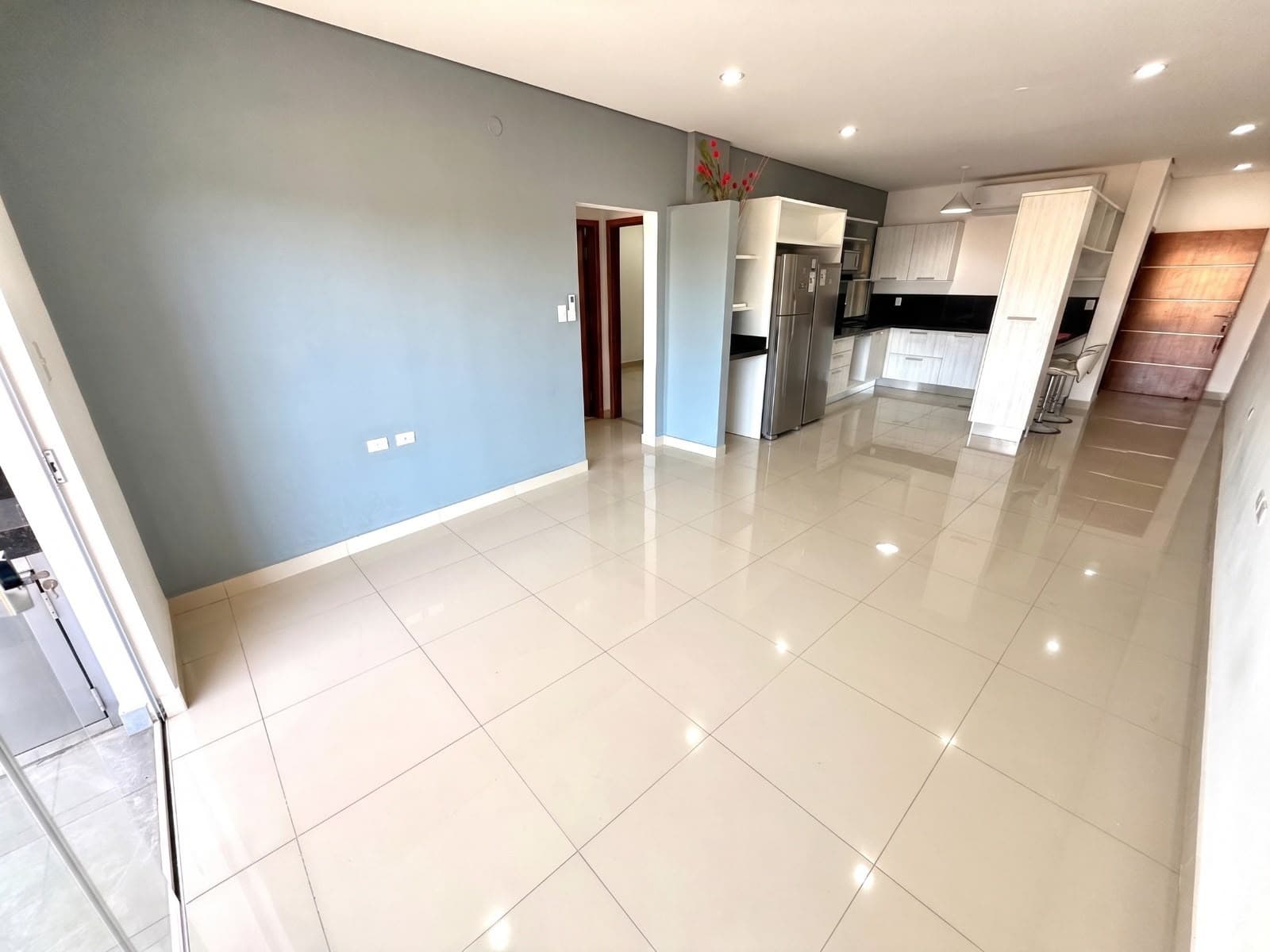 Alquilo departamento semi amoblado en Luque - Laurelty