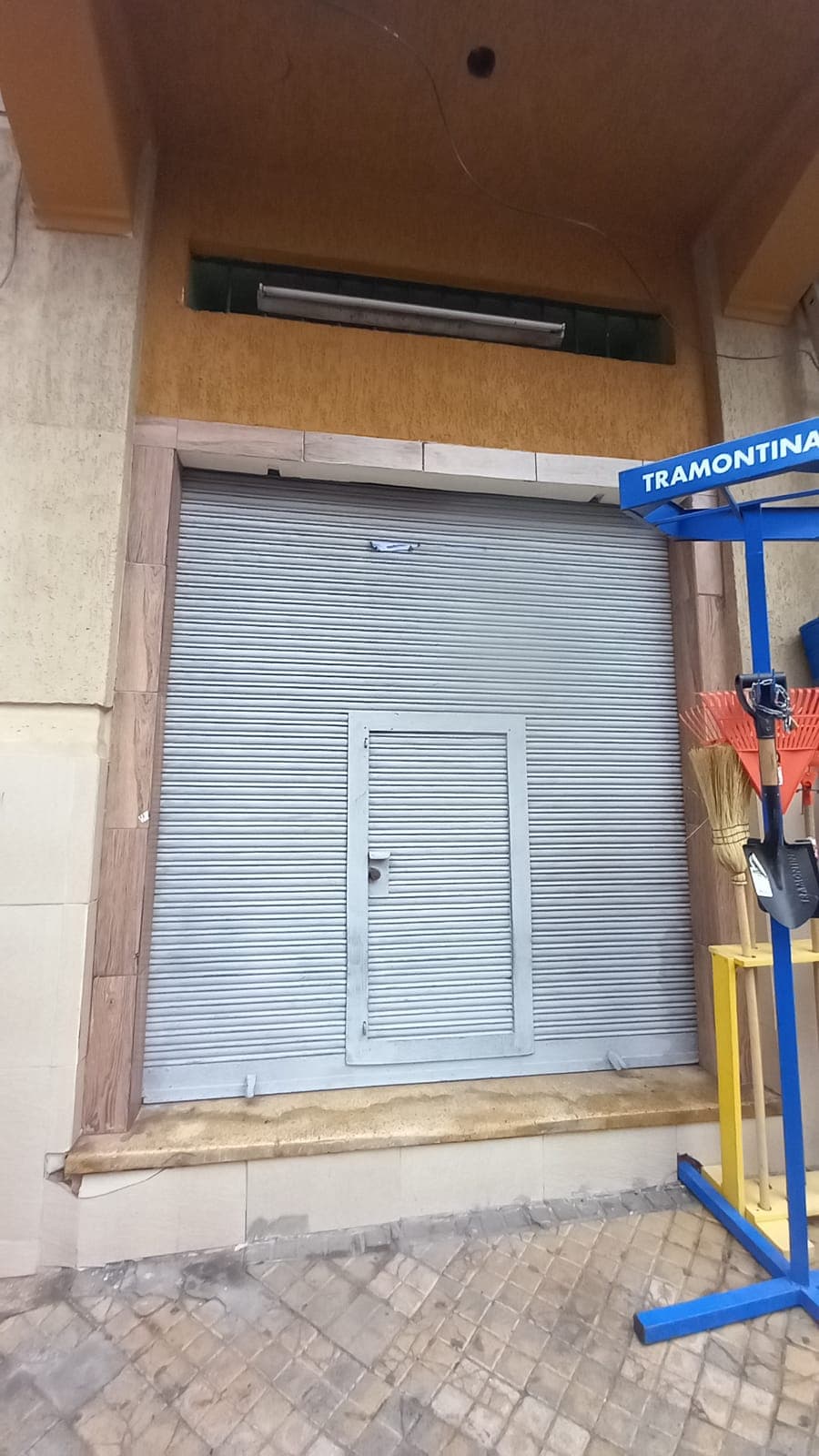 Salón comercial sobre antequera e/ azara y cerro cora