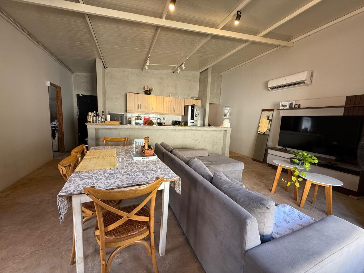 Hermosa Casa Familiar Construida + Terreno Estandar Zona Luque-sanber — foto 2