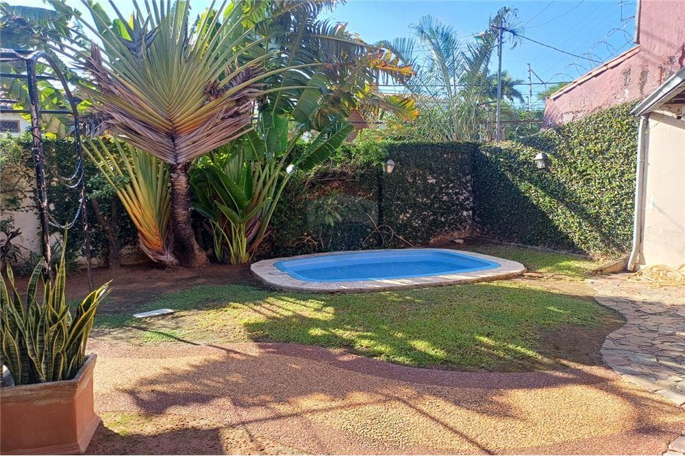 Vendo Casa en Esquina en Mburucuyá