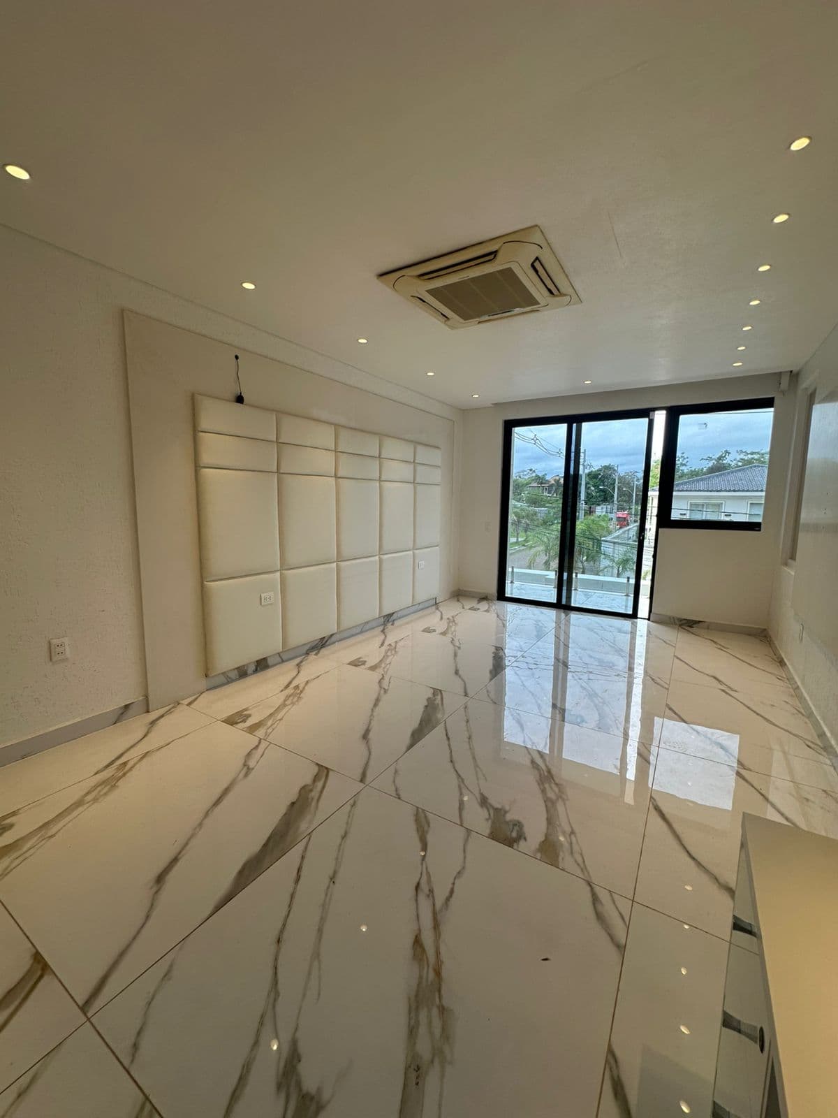 En alquiler residencia en la zona del Yacht y Golf Club Paraguayo, foto 4