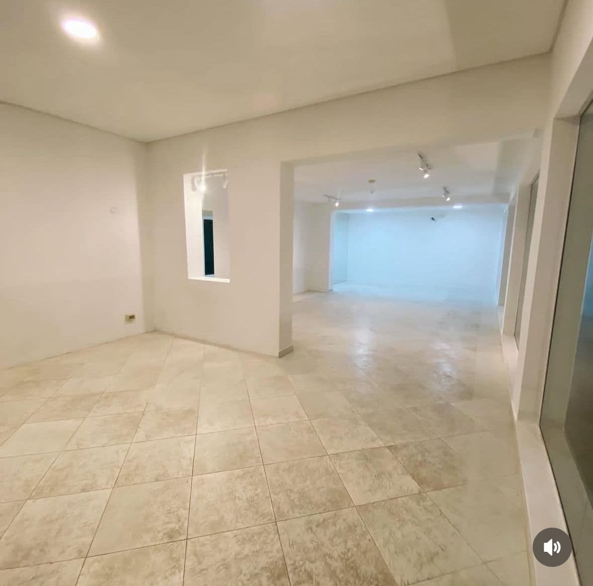 En alquiler amplio salon comercial sobre av boggiani, foto 4