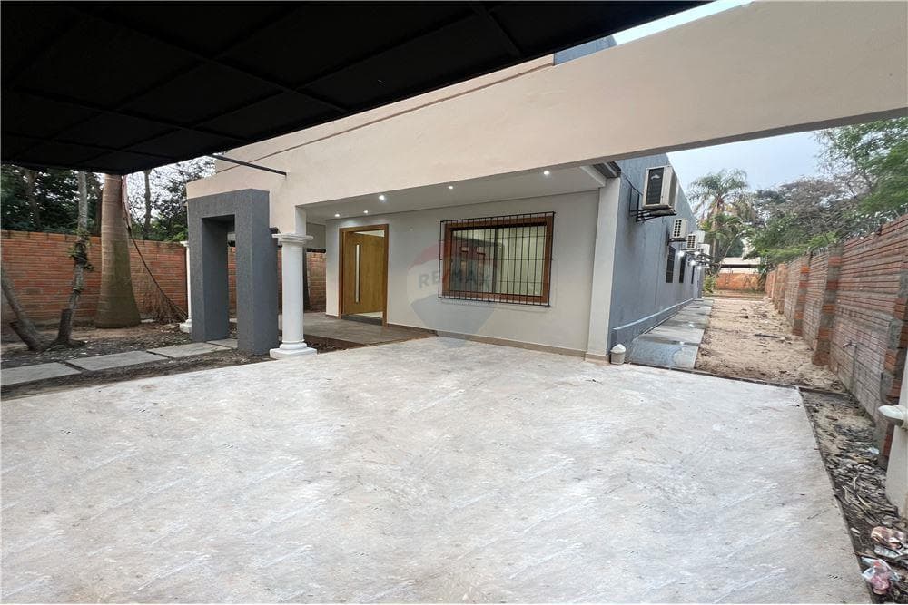Alquilo amplia casa en Luque totalmente remodelada
