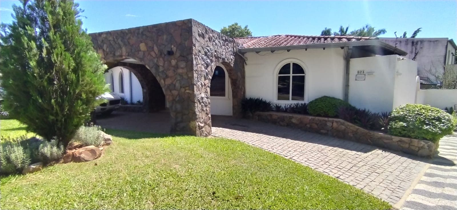hermosa residencia en el barrio Mburucuyá — foto 2