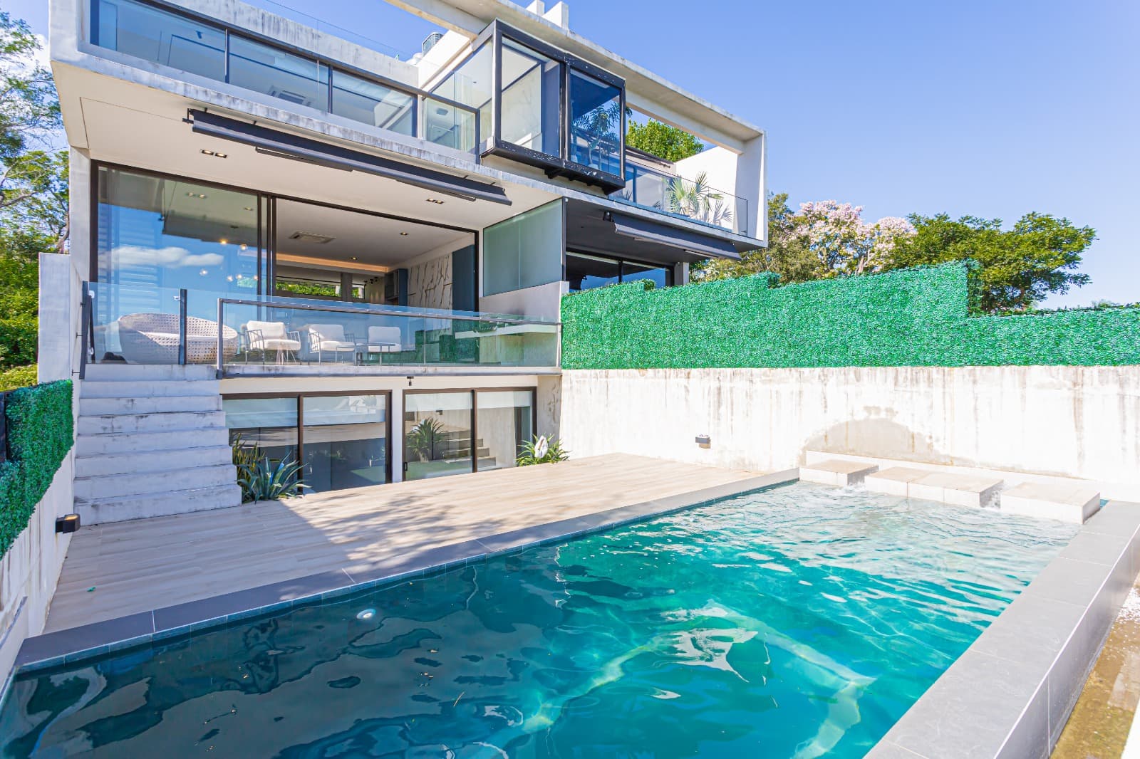 Se vende esta espectacular residencia con vista al lago en San Bernardino
