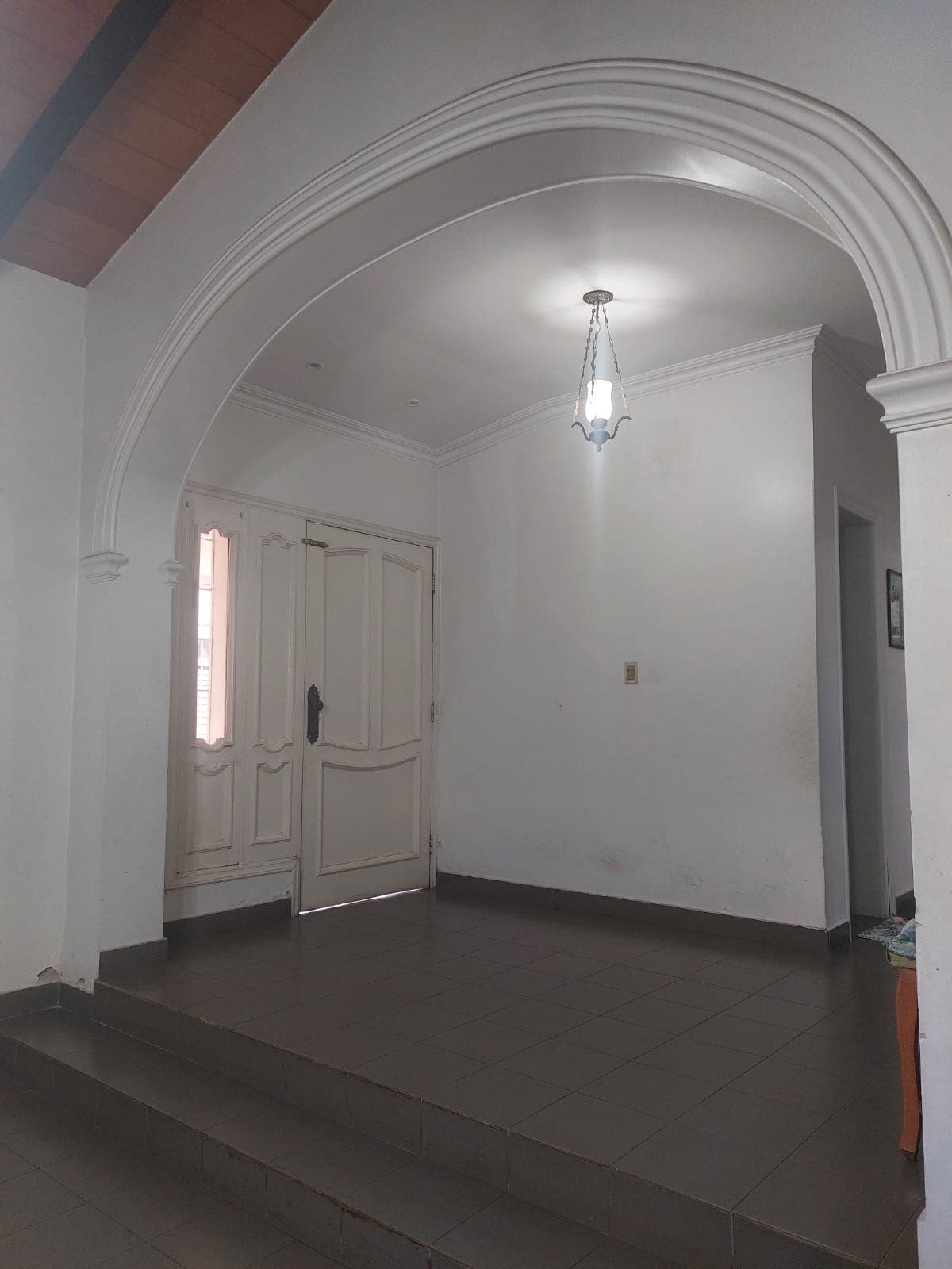 Alquilo residencia de 5 habitaciones - Barrio Las Lomas
