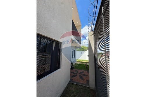 lujosa residencia en esquina en Lambaré, Barrio San Isidro, foto 3