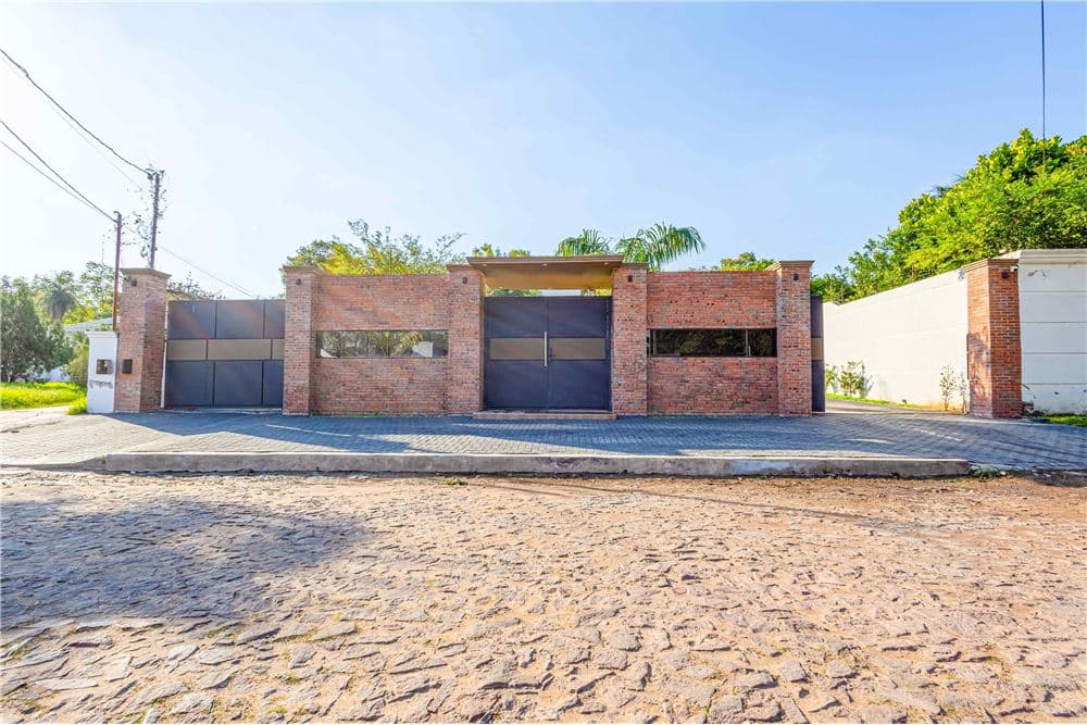 Residencia venta Lambare a metros del Yacht