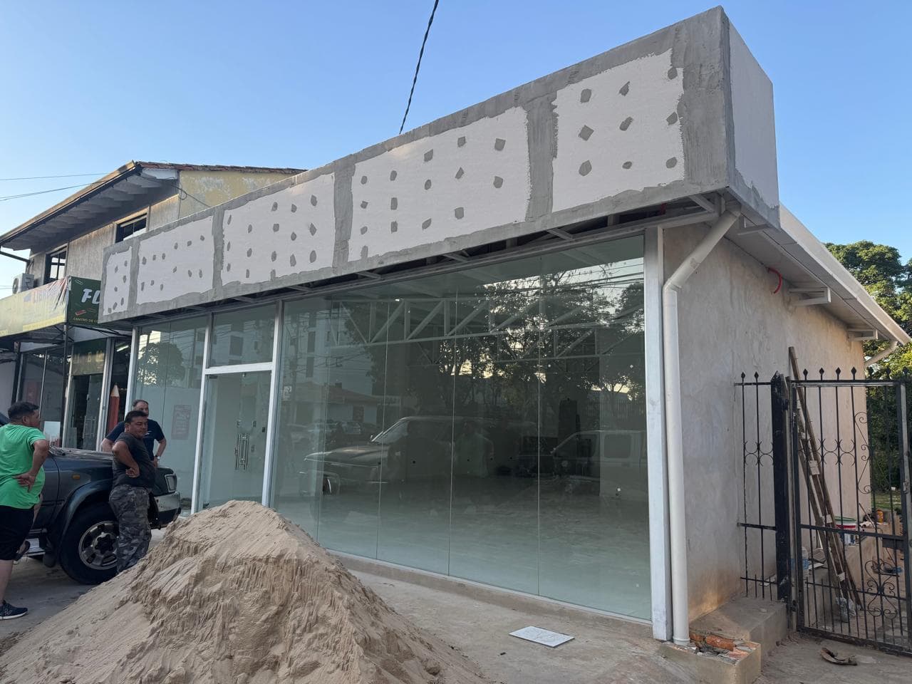 Salón Comercial frente a la Iglesia Trinidad, foto 3