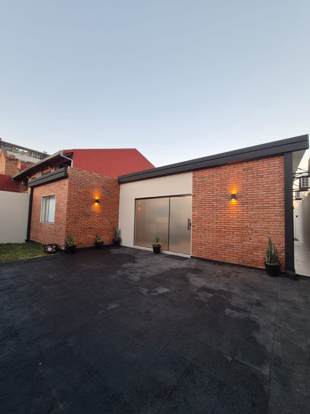 En Venta Casa De 4 Dormitorios En Ycua Sati (zona Eje Corporativo), foto 1