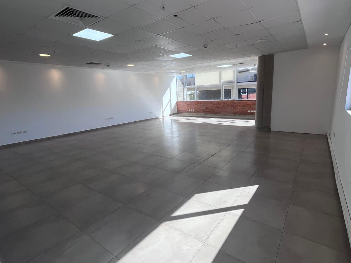 Amplia oficina en alquiler