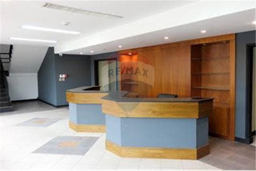 Edificio de oficinas en el complejo Barrail