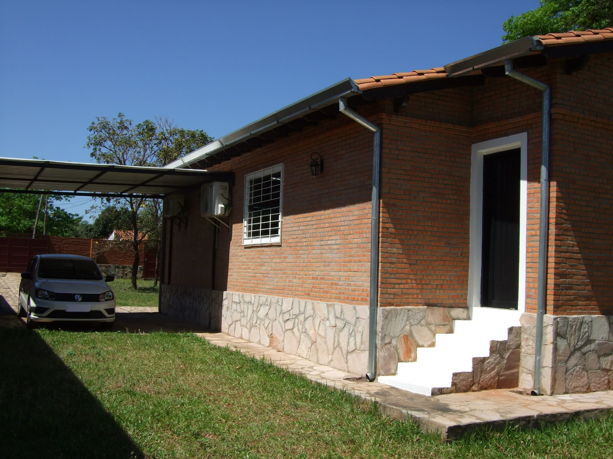 De Casa En Areguá De Excelente Calidad Constructiva — foto 3