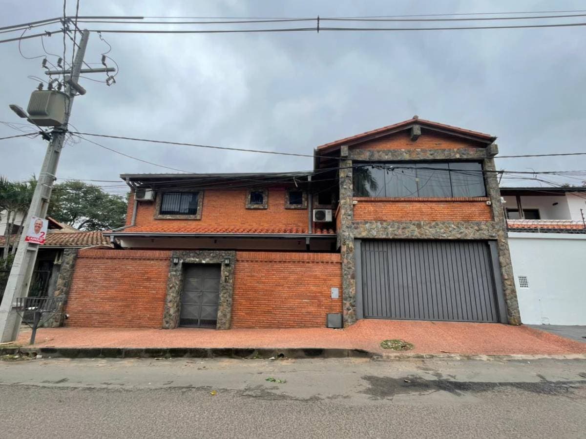 EN ALQUILER! Residencia en Lambaré