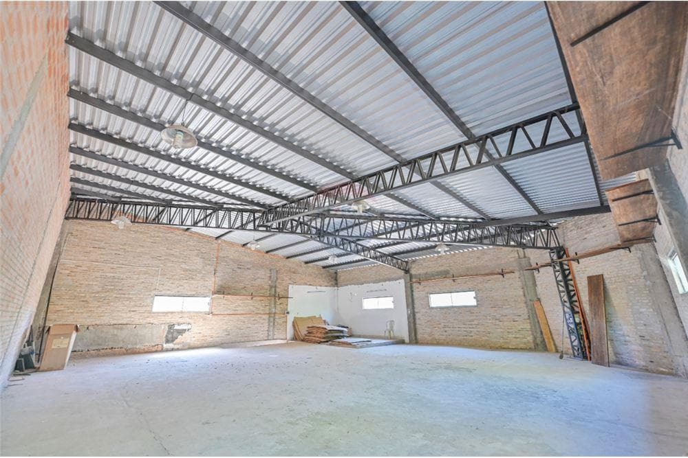 En Venta! Casa y Depósito, en esquina. Lambaré, foto 1