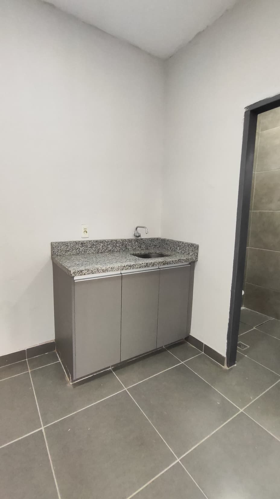 Amplio deposito con oficinas - Showroom, foto 3