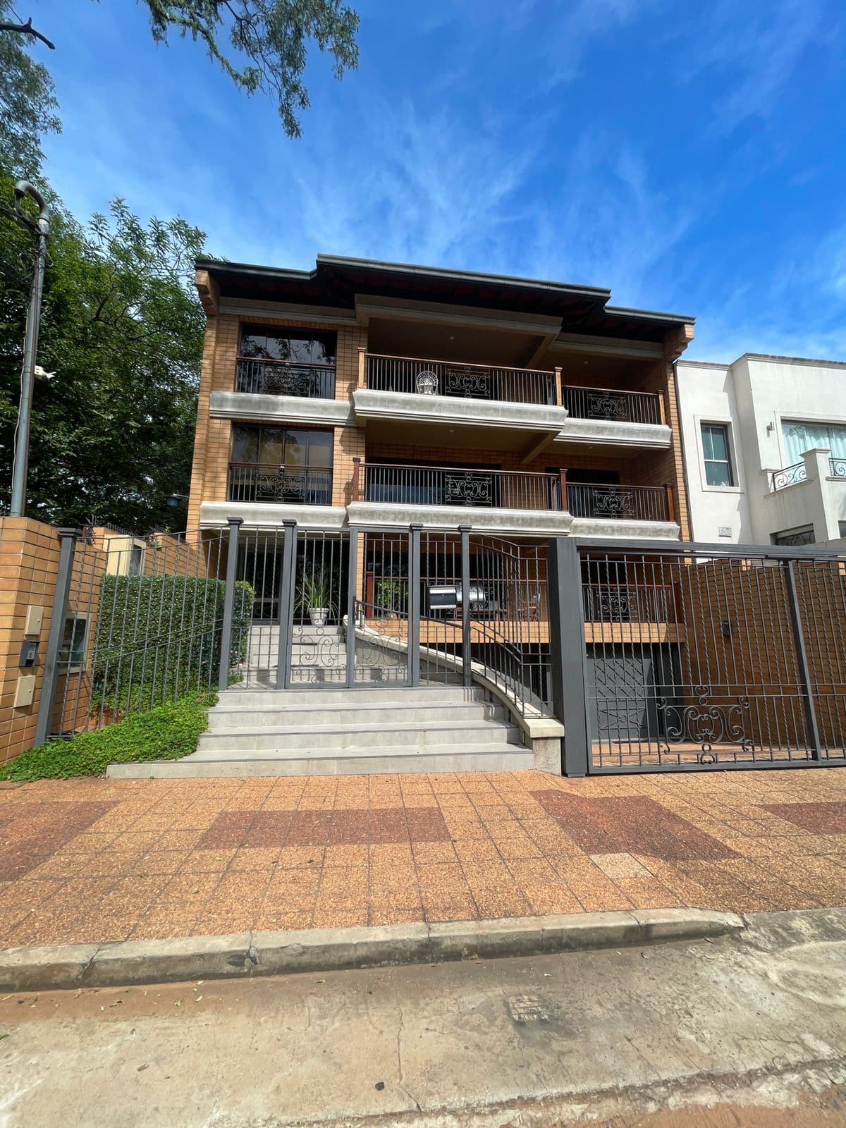 Aquilo Amplio Depto de 3 habitaciones Con O Sin Muebles. Mcal Estigarribia