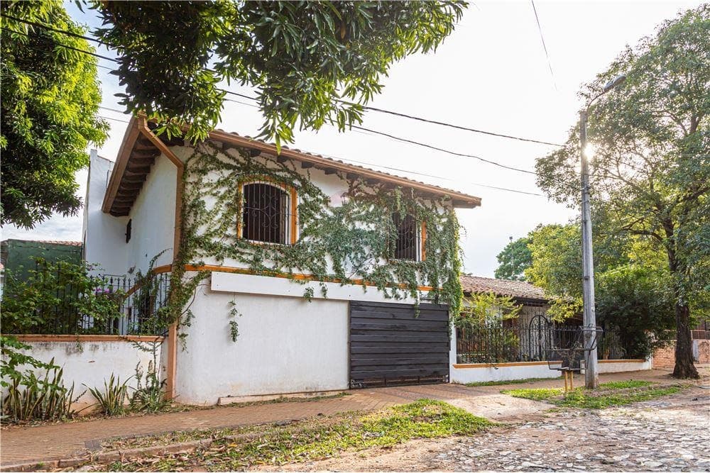 Amplia casa en barrio vista alegre