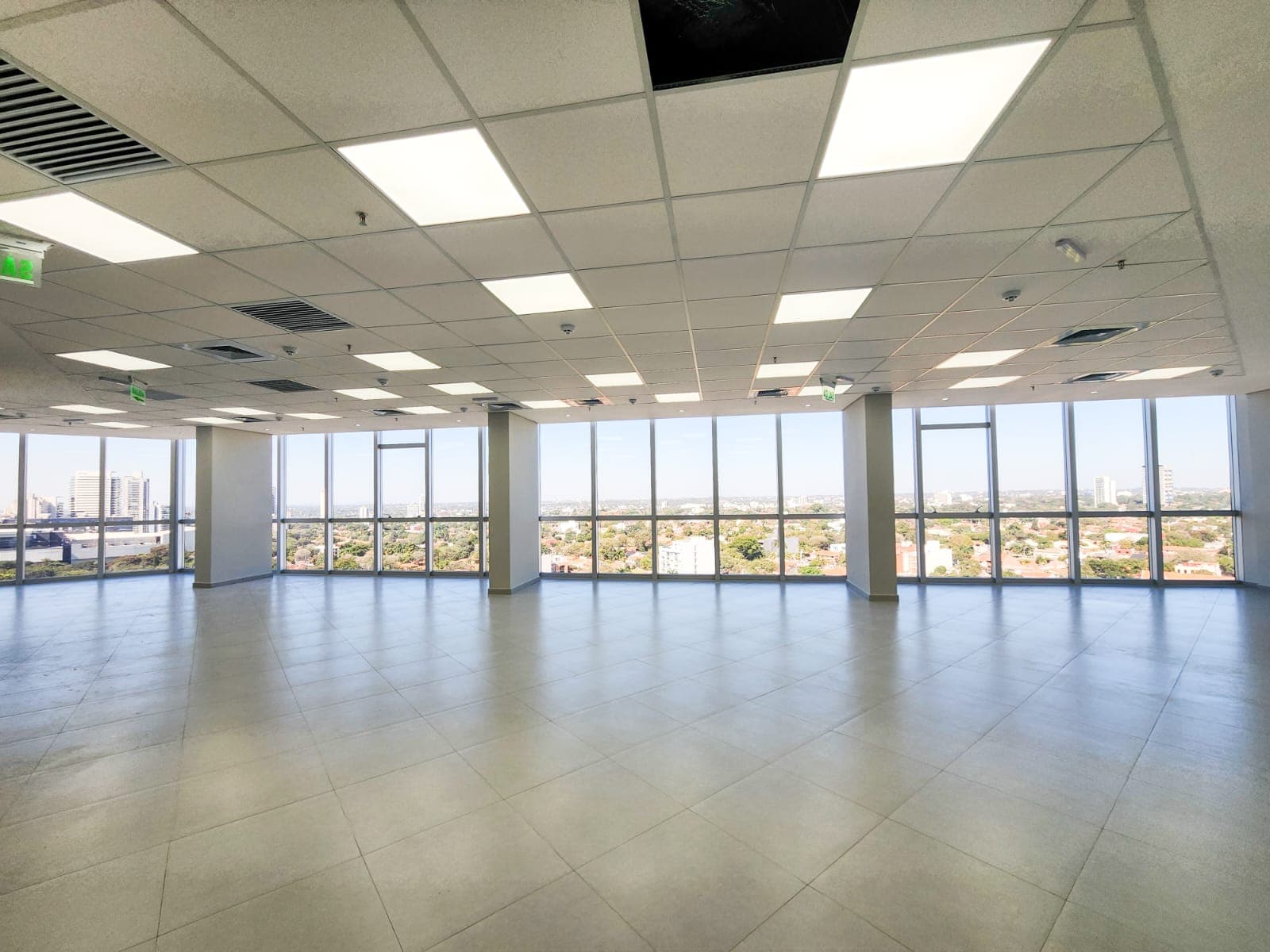 Alquilo oficina corporativa de 100 m2 a estrenar edificio the top