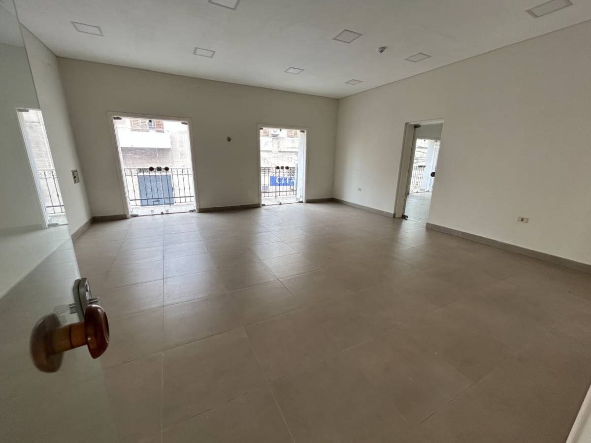 Amplia casa con salones comerciales y oficinas, foto 3