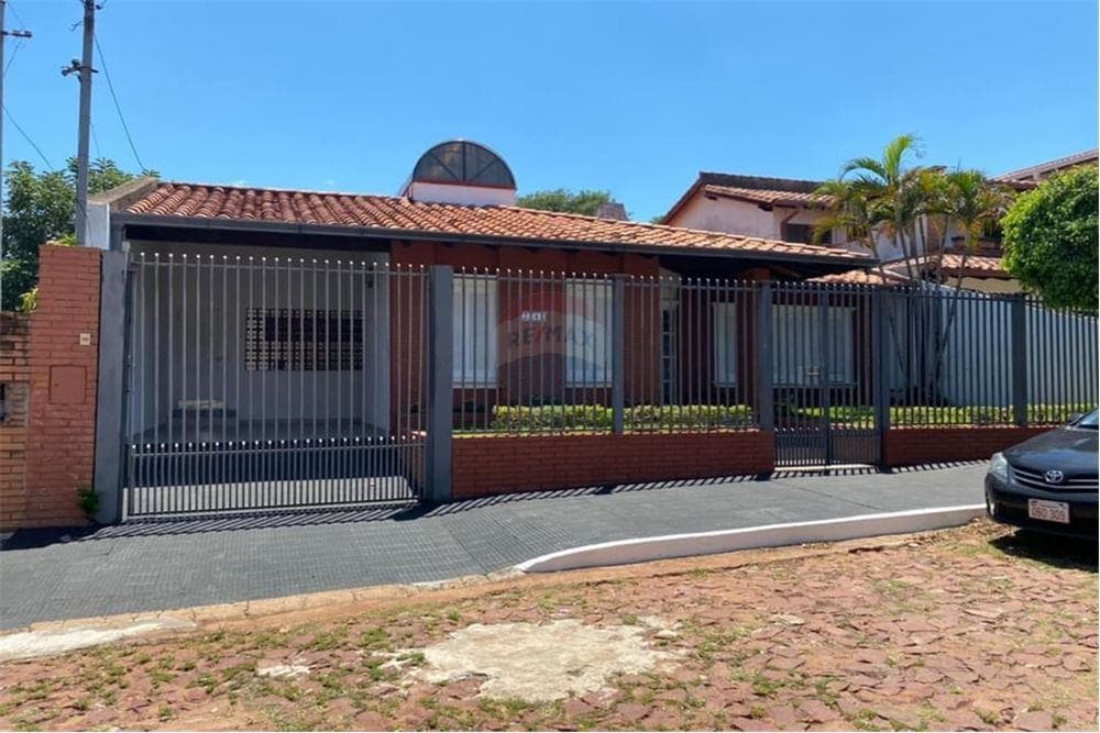 Vendo casa con piscina a metros de felix bogado