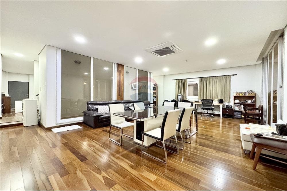 Vendo lujosa vivienda + deposito en barrio republicano
