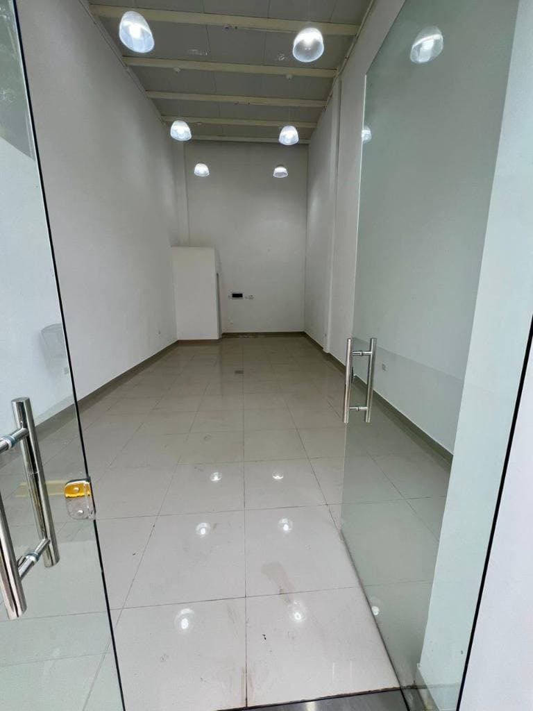 Local comercial en alquiler – Fernando de la Mora, foto 2