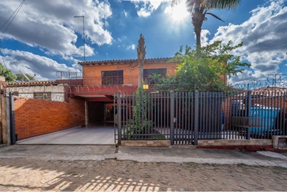 En venta casa con piscina en Luque laurelty j.a