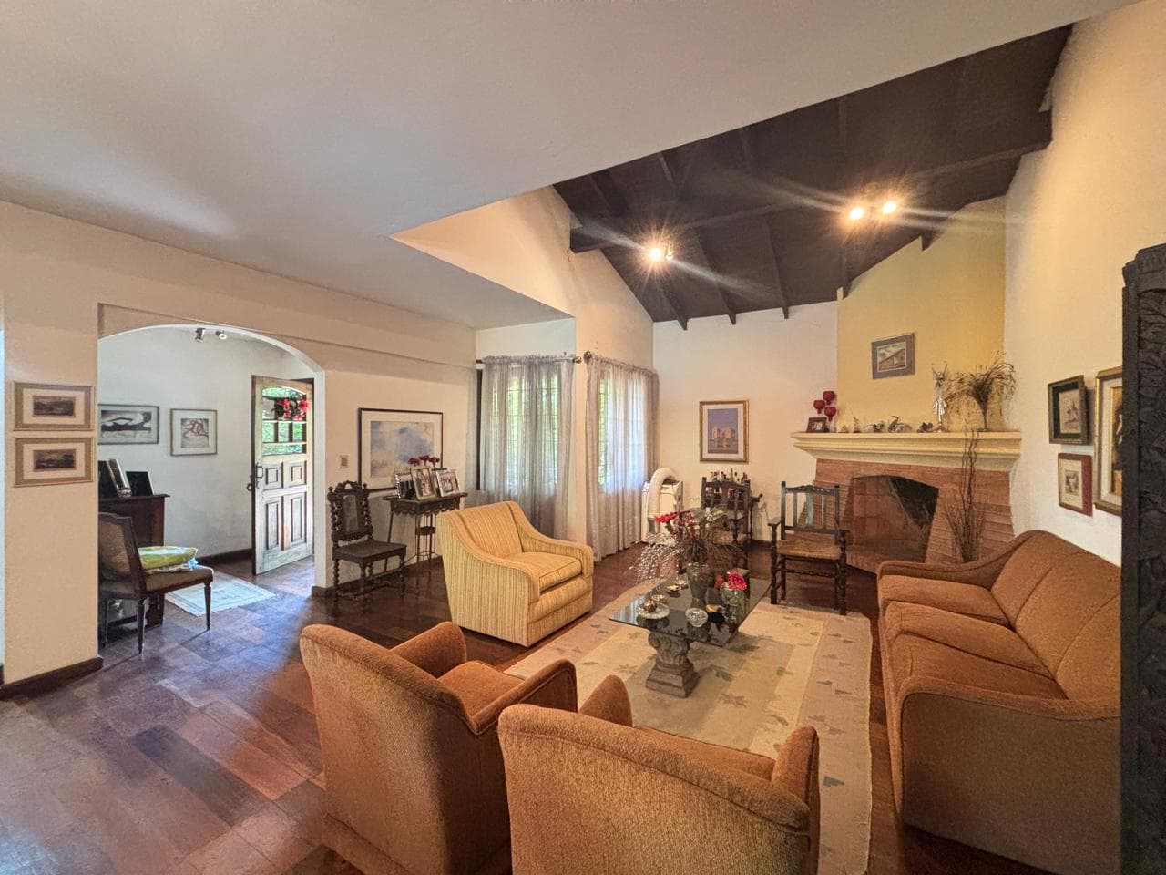 En venta amplia propiedad en Manora, foto 1