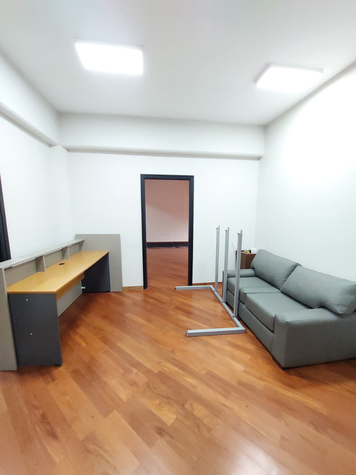 Oficina corporativa sin muebles sobre avda. Boggiani, foto 1