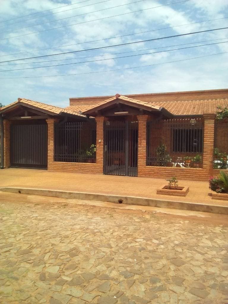 Vendo casa en Luque, barrio primavera