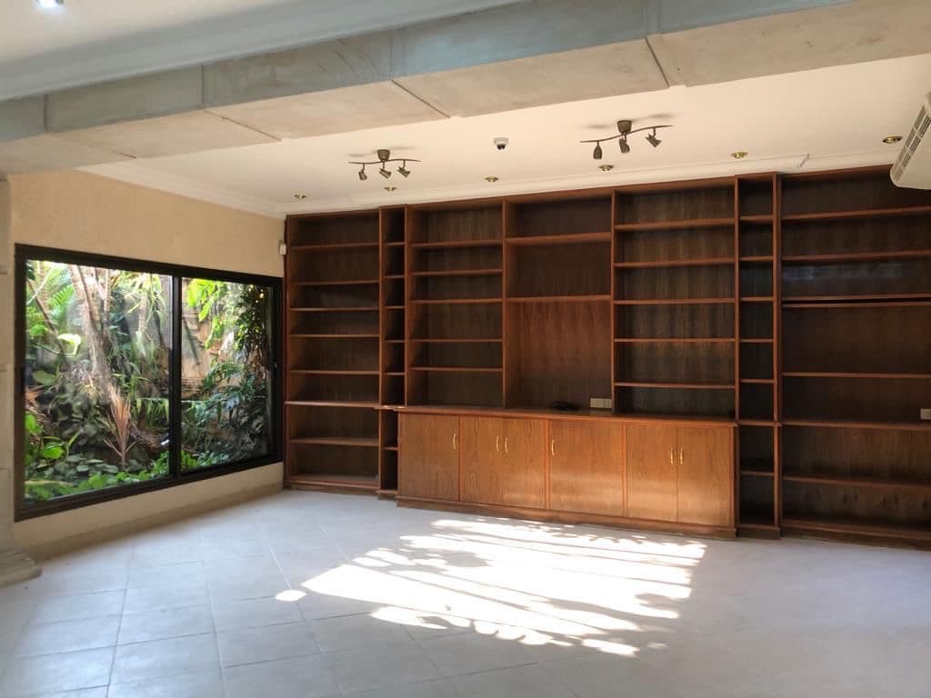 En alquiler, amplia residencia de 6 dormitorios,los laureles