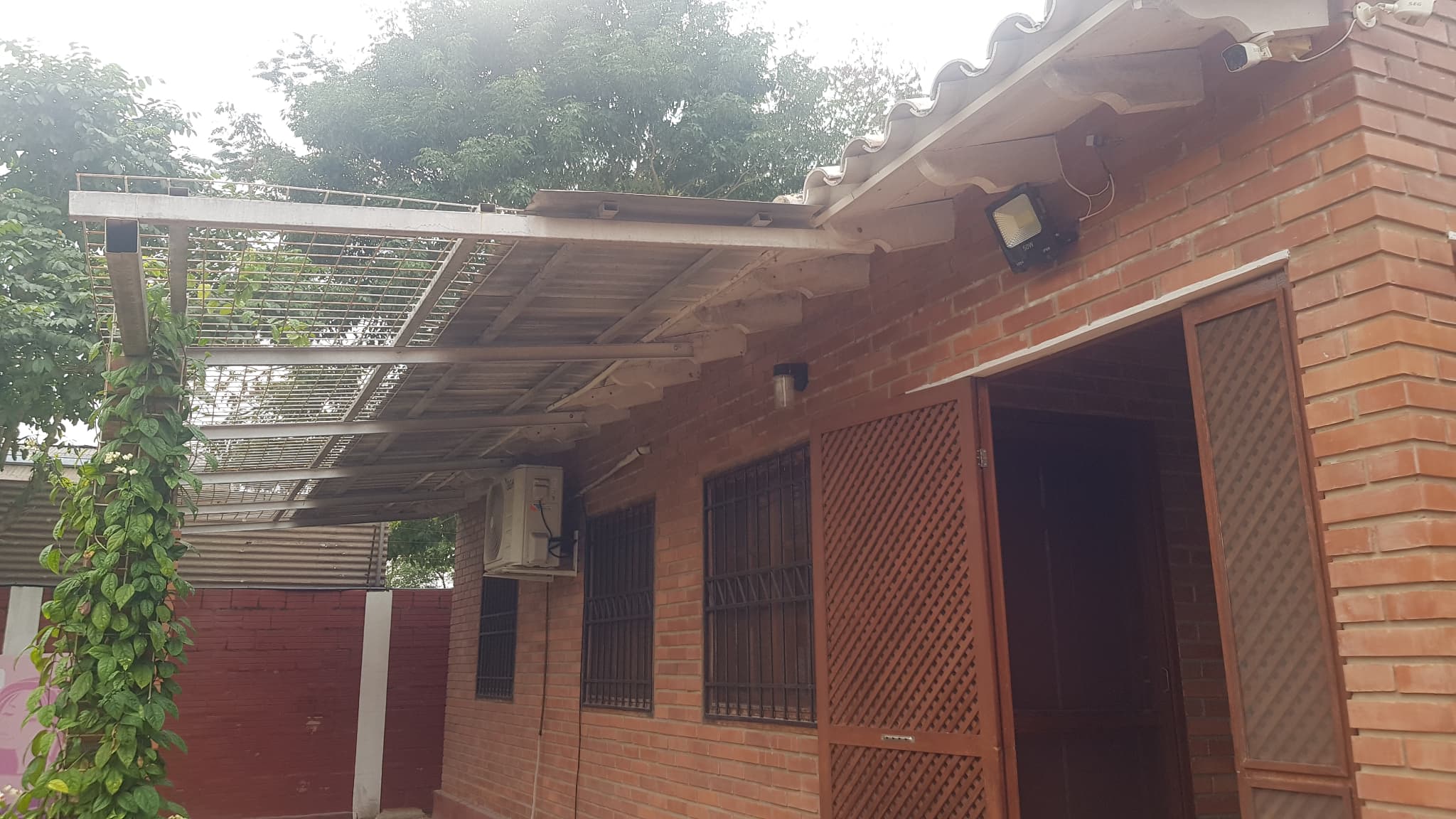 Residencia Amoblada En Ypacaraí: S/ruta, Seguridad, Predio De 720m² Amurallado — foto 3