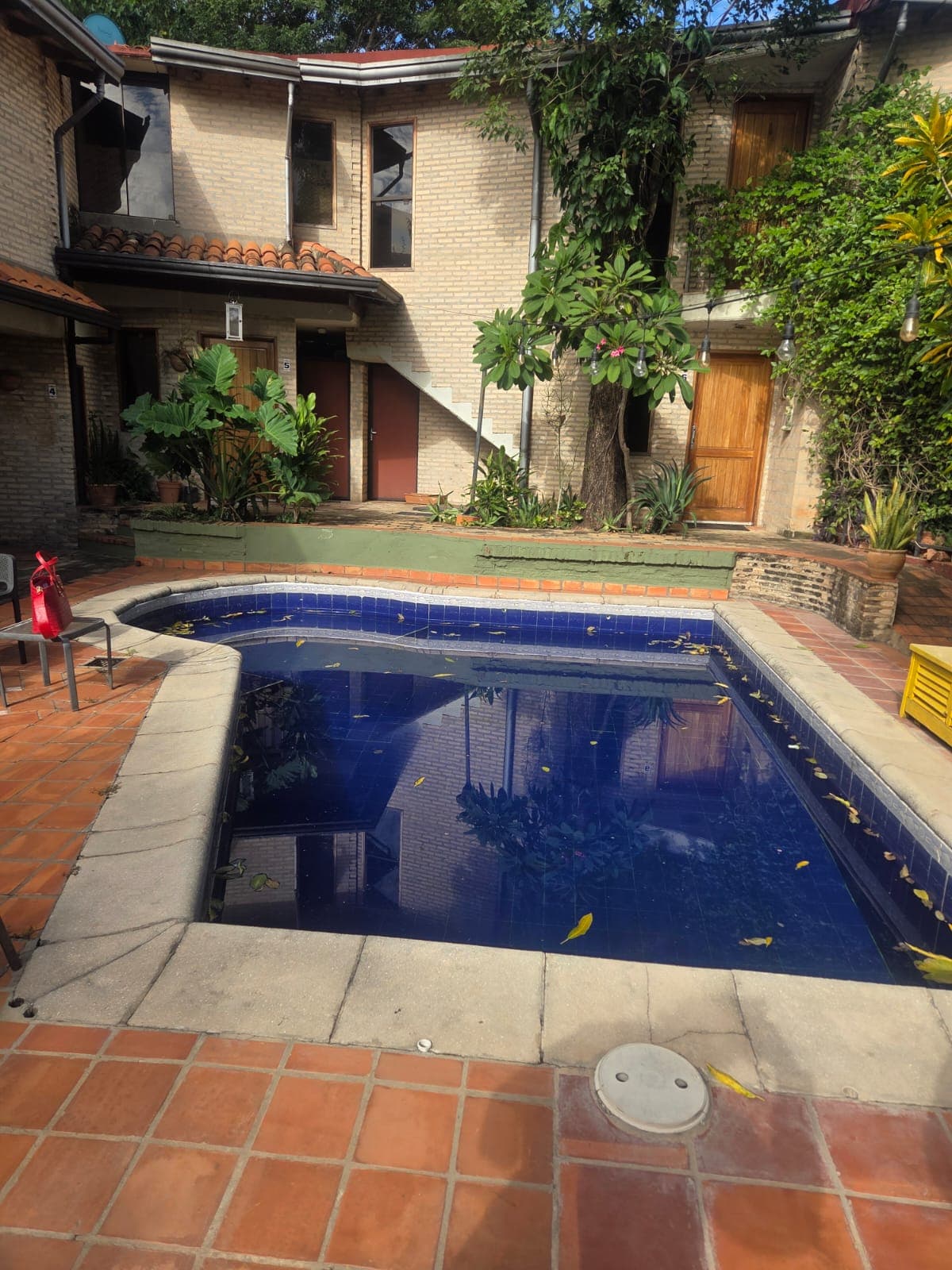 Alquilo dúplex en condominio zona avda peron