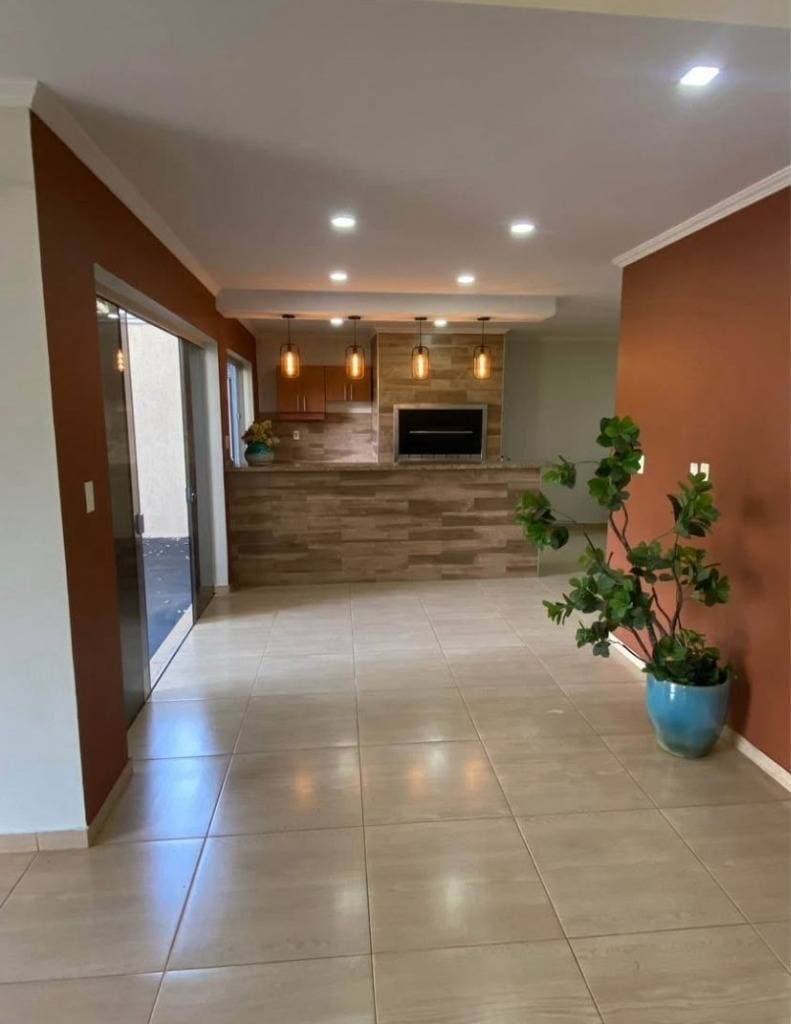 Casa Moderna de 3 Niveles | Semi Amoblada — foto 2