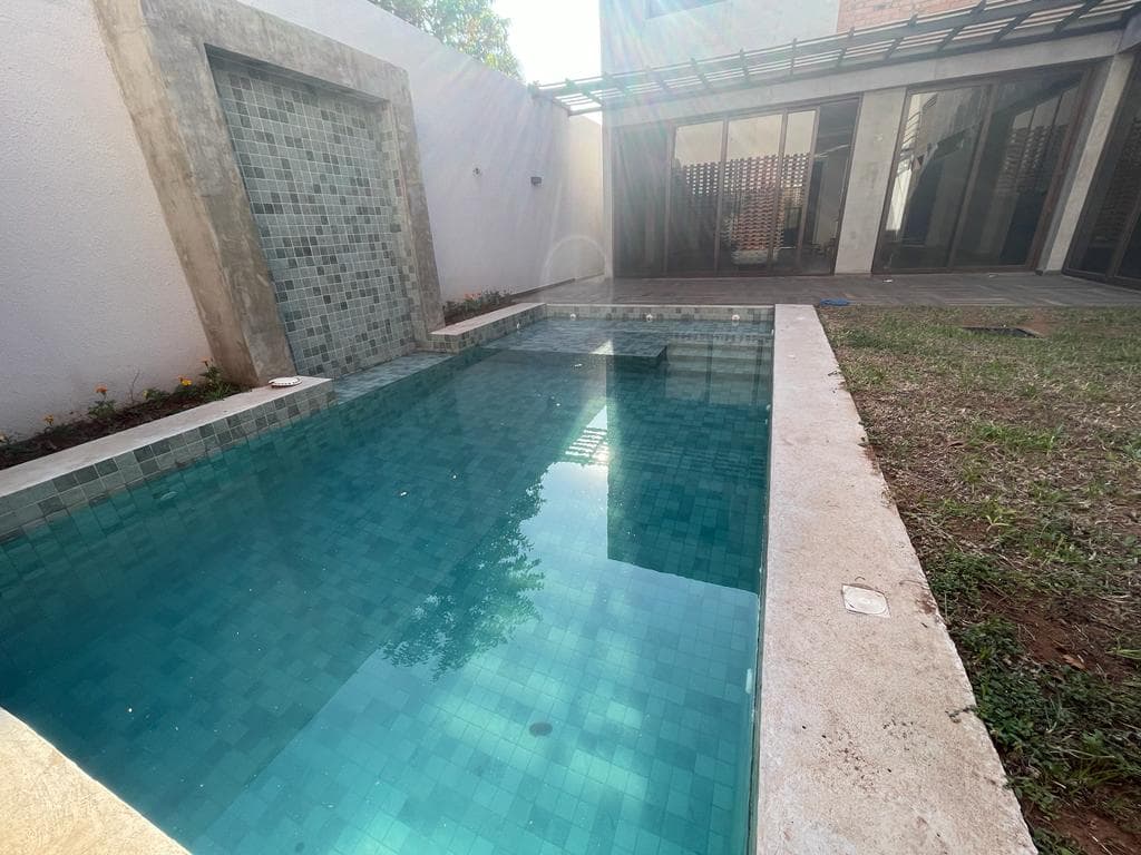 / vendo hermosa casa a estrenar en el b. Mburucuyá c /4 suites, foto 2