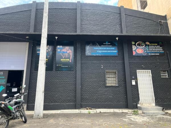 Alquilo depósito en barrio Jara