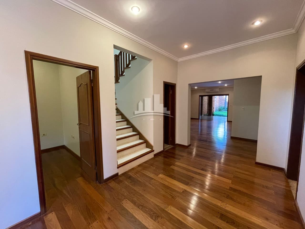 Hermosa casa con finas terminaciones en alquiler! Barrio Mburucuyá, foto 4