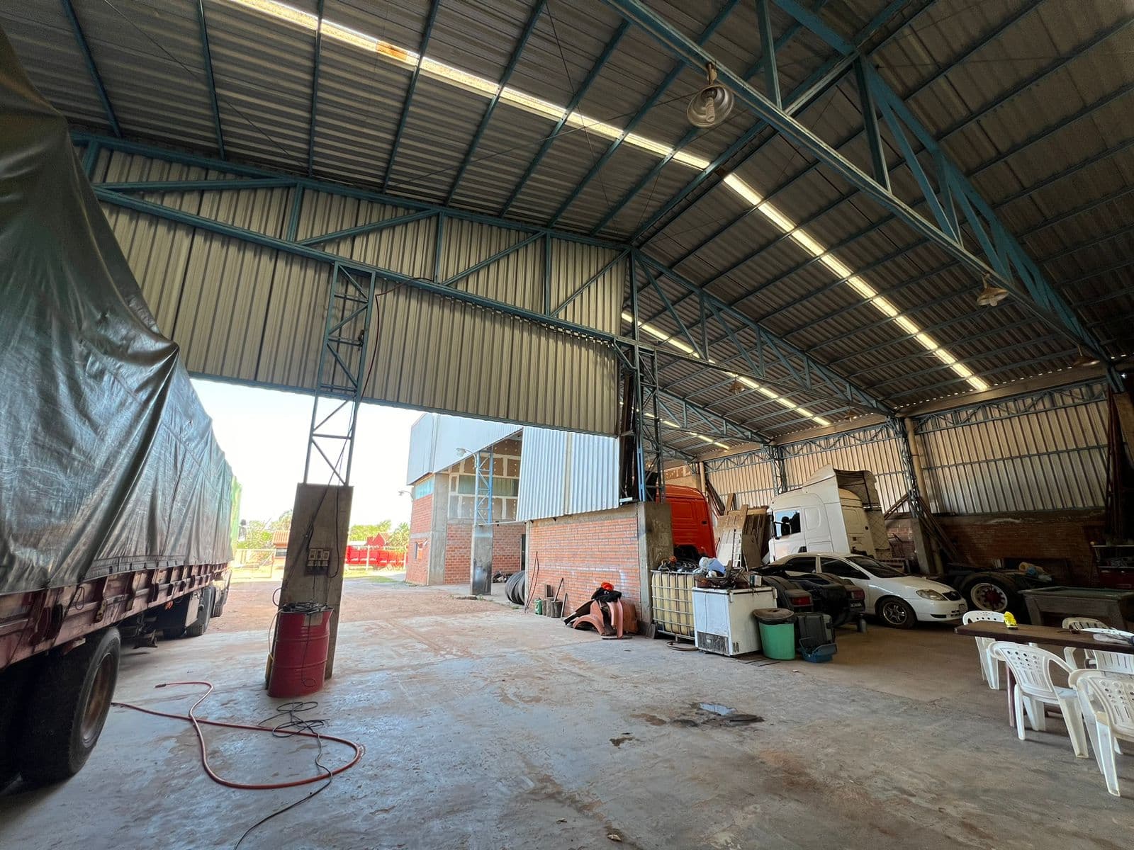 Tinglado con Oficinas en Limpio, foto 3